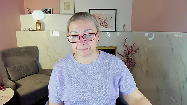 AlexandraKind online show from September 17, 2025, 1:35 pm