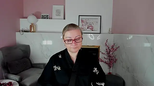 AlexandraKind online show from October 4, 2025, 1:42 pm