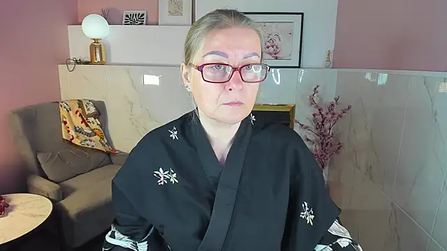 AlexandraKind online show from October 13, 2025, 1:33 pm