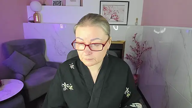 AlexandraKind online show from November 24, 2025, 8:41 pm