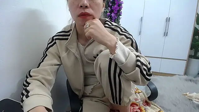 HotQueen online show from March 8, 2025, 12:52 pm