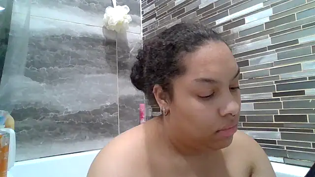 Snapshot of ariadxxx chatting on December 7, 2024, 12:30 am ariadxxx online show from December 7, 2024, 12:30 am