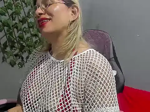 Snapshot of sexy_bigboooty chatting on December 5, 2024, 7:05 am sexy bigboooty online show from December 5, 2024, 7:05 am