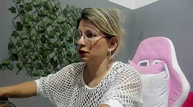 Snapshot of sexy_bigboooty chatting on December 8, 2024, 10:03 pm sexy bigboooty online show from December 8, 2024, 10:03 pm