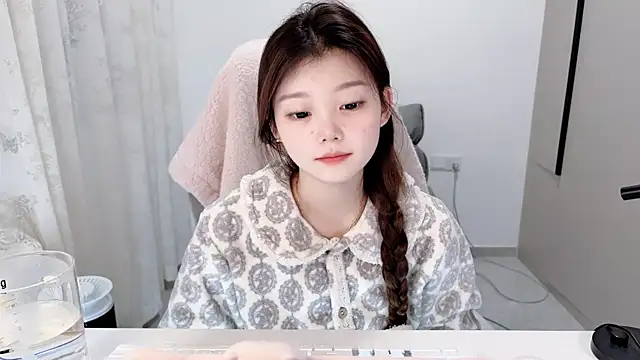 yangyang-1115 online show from November 13, 2025, 5:39 am