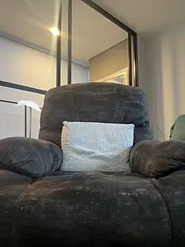 DimitriSullivan  online show from February 22, 2025, 11:35 am