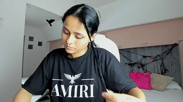 Giselle Roldan online show from October 11, 2025, 3:50 am