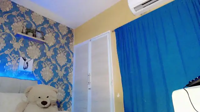 nicoledollts online show from November 17, 2025, 5:41 pm