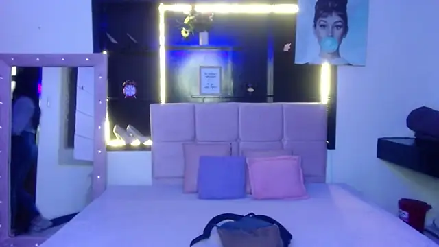 Angela Diaz  online show from February 6, 2025, 11:54 am