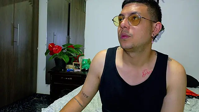 Snapshot of Nymphobuddies chatting on December 17, 2024, 10:11 pm Nymphobuddies online show from December 17, 2024, 10:11 pm