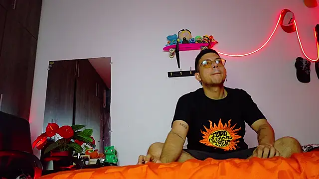 Snapshot of Nymphobuddies chatting on January 20, 2025, 6:21 am Nymphobuddies online show from January 20, 2025, 6:21 am