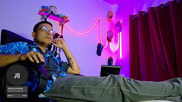 Snapshot of Nymphobuddies chatting on March 16, 2025, 12:01 am Nymphobuddies online show from March 16, 2025, 12:01 am