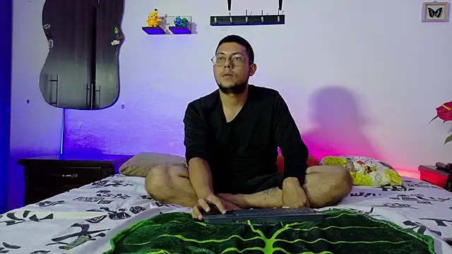 Snapshot of Nymphobuddies chatting on November 26, 2025, 7:37 pm Nymphobuddies online show from November 26, 2025, 7:37 pm