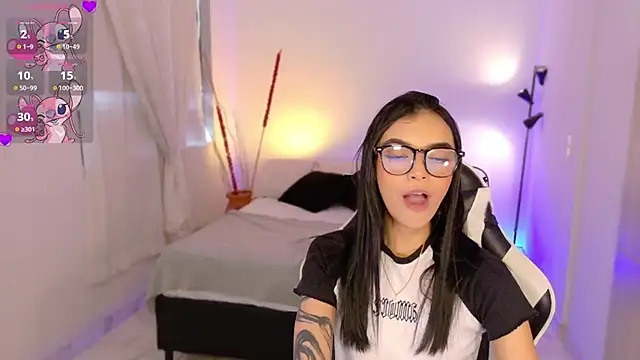 AnabelWolf online show from October 27, 2025, 4:33 pm