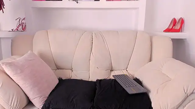 Radiant Naomi online show from December 16, 2025, 12:32 pm