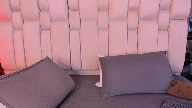 Radiant Naomi online show from April 18, 2026, 11:25 am