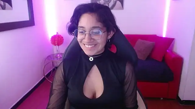 Lili Gomez  online show from February 3, 2025, 5:14 pm