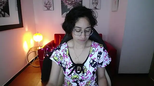 Lili Gomez  online show from February 15, 2025, 1:38 pm