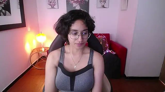 Lili Gomez  online show from February 18, 2025, 4:48 pm