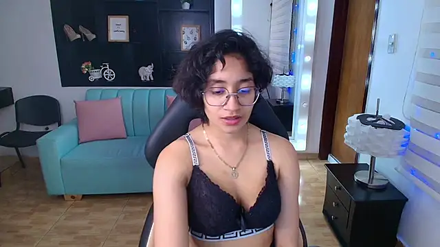 Lili Gomez  online show from March 8, 2025, 4:28 pm