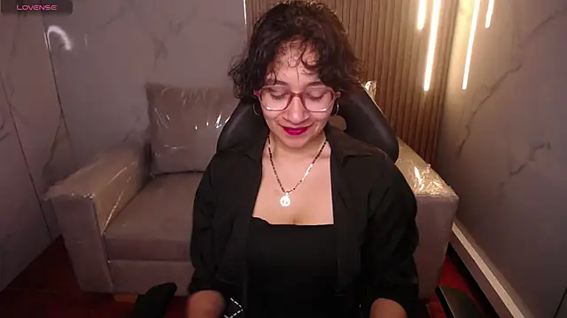 Lili Gomez  online show from November 21, 2025, 1:43 pm