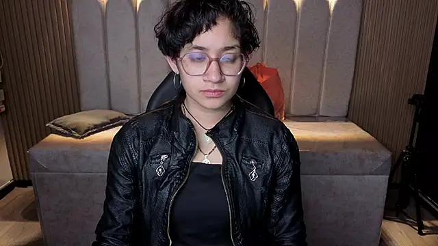 Lili Gomez  online show from December 22, 2025, 11:18 am