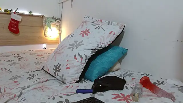 Snapshot of Emyli_rousse_ chatting on December 17, 2024, 4:21 pm Emyli rousse online show from December 17, 2024, 4:21 pm