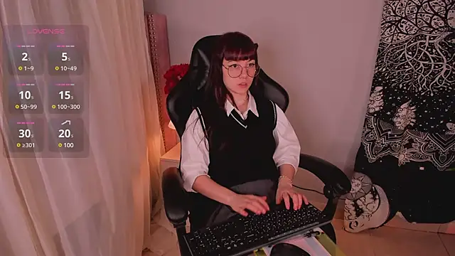 Lia Sweett  online show from February 28, 2025, 2:42 pm