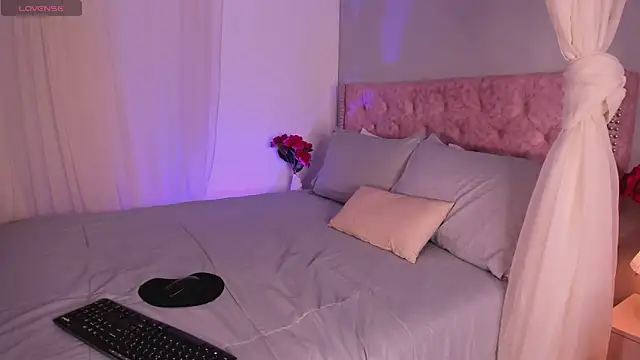 Lia Sweett  online show from March 3, 2025, 2:37 pm