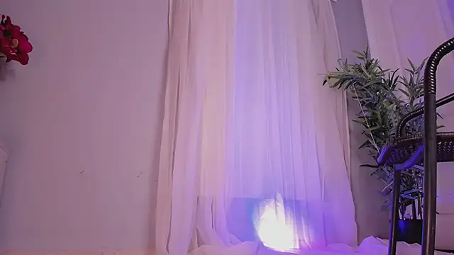 Lia Sweett  online show from March 19, 2025, 5:50 pm