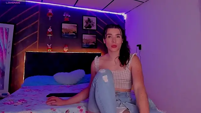 elafranco  online show from December 7, 2024, 8:05 pm