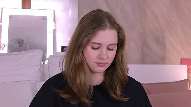 EllieHayes online show from October 17, 2025, 5:26 pm