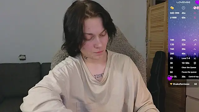 esajukyy online show from April 20, 2026, 4:32 pm