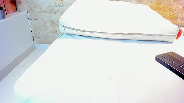 mia roldan  online show from January 14, 2025, 11:48 pm