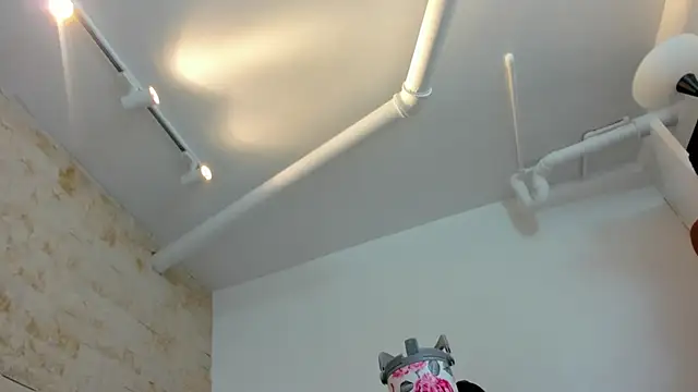 mia roldan  online show from December 18, 2025, 12:00 pm