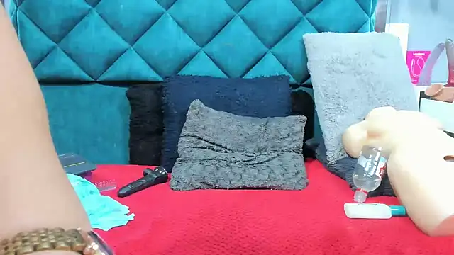 PENELOPELEWISs online show from September 28, 2025, 8:42 am