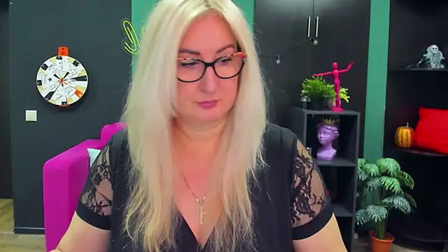 ChristyBrooks online show from February 19, 2025, 12:11 pm