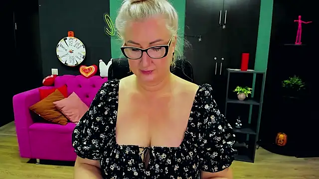 ChristyBrooks online show from November 18, 2025, 6:51 am