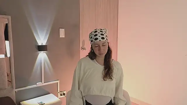 jolie lov online show from November 4, 2025, 1:32 pm