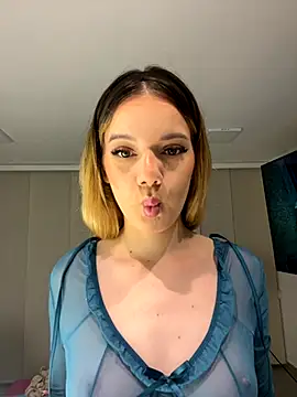 Snapshot of NicoleCut chatting on November 6, 2025, 10:27 am NicoleCut online show from November 6, 2025, 10:27 am