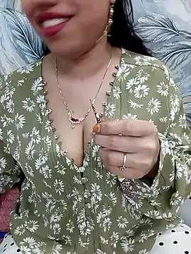 Snapshot of Haniya-143 chatting on February 17, 2026, 10:05 pm Haniya-143 online show from February 17, 2026, 10:05 pm