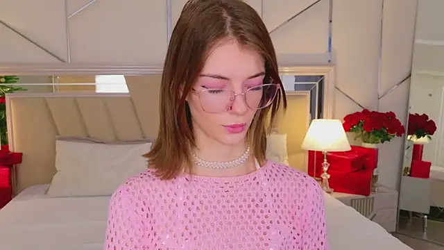 MeganMour online show from December 19, 2025, 5:09 pm