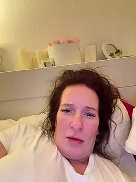 Snapshot of Engel_mia chatting on May 2, 2026, 9:31 pm Engel mia online show from May 2, 2026, 9:31 pm
