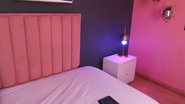 CrystalWoods94 online show from November 26, 2025, 1:23 pm