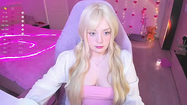 Snapshot of Amy_honey_angel chatting on March 10, 2025, 9:21 am Amy honey angel online show from March 10, 2025, 9:21 am