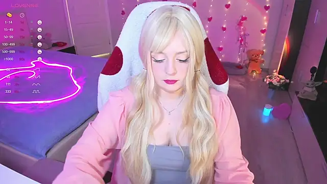 Snapshot of Amy_honey_angel chatting on March 12, 2025, 9:12 am Amy honey angel online show from March 12, 2025, 9:12 am