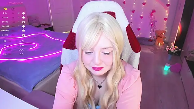 Snapshot of Amy_honey_angel chatting on March 13, 2025, 8:37 am Amy honey angel online show from March 13, 2025, 8:37 am