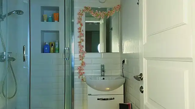 Mia Mia M online show from March 6, 2025, 5:46 am