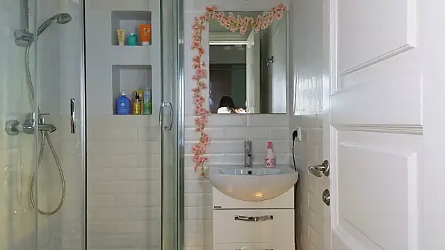 Mia Mia M online show from March 8, 2025, 5:38 am