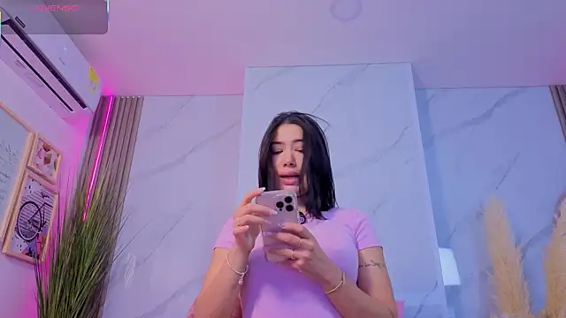 Chlooee   online show from October 17, 2025, 6:21 pm